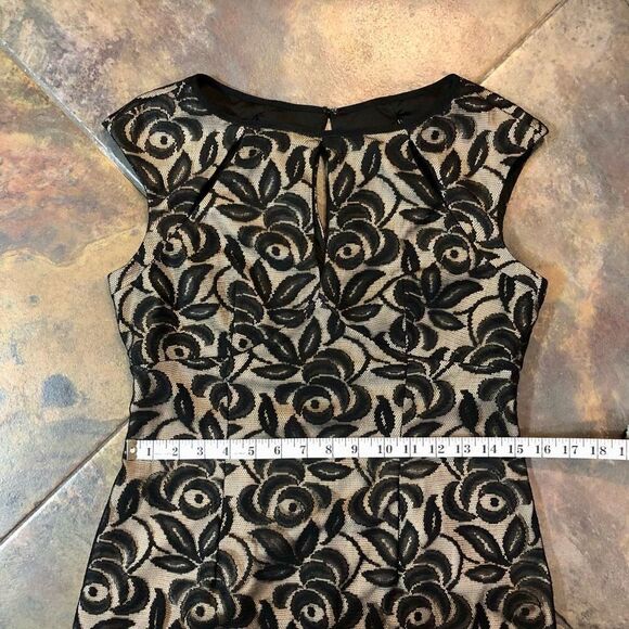 Maggie London Form Fitting Knee Length Black Lace Over Nude Lining Size 10 - Picture 7 of 11